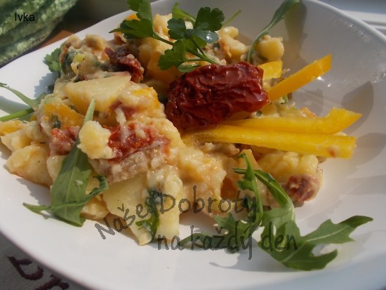 Pikantní  jarní bramborový salát se sušenými rajčátky, žlutou paprikou, salátovou okurkou a bylinkami