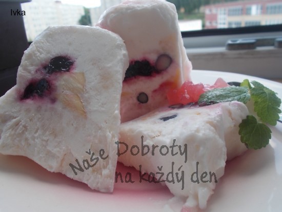 Bábovková  borůvkovo- ostružinová zmrzlina