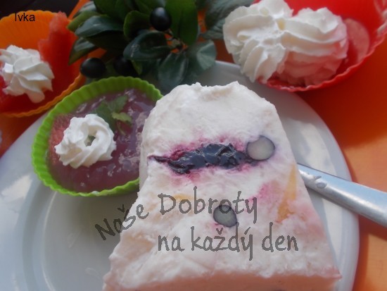 Bábovková  borůvkovo- ostružinová zmrzlina