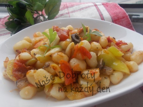 Gnocchi  restované s cibulkou a sušenými rajčátky a olivami :