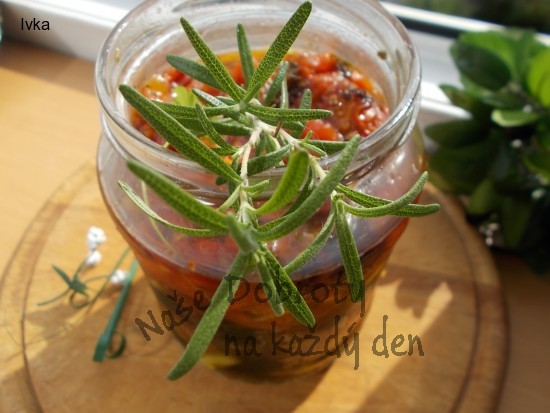 Domácí sušená rajčátka v olivovém oleji, bylinkách a s olivami