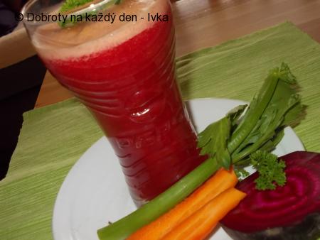 Zdravá mix šťáva z řapíkatého celeru, ředkve, řepy a mrkve