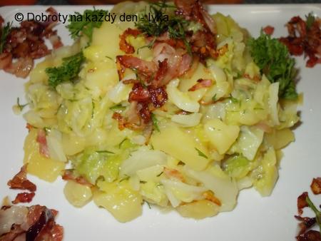 Chutný kapustovo- bramborový salát s koprem a slaninou