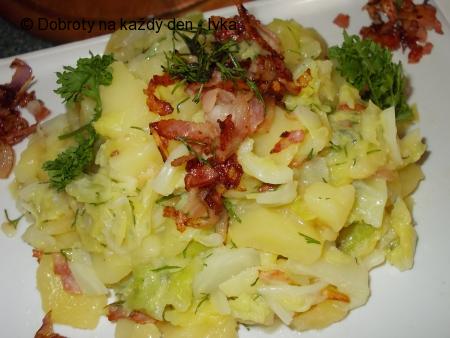 Chutný kapustovo- bramborový salát s koprem a slaninou