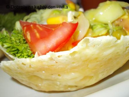 Letní zeleninový salát v sýrovém košíčku