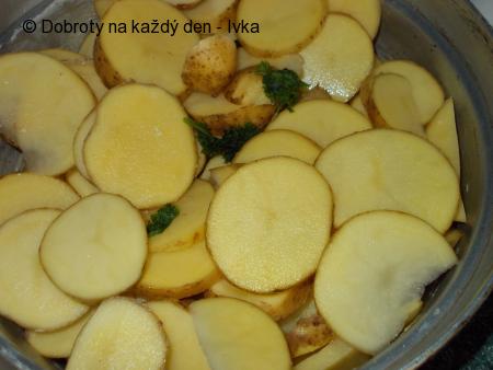 Nové brambory, zapečené v kořeněné zakysané smetaně