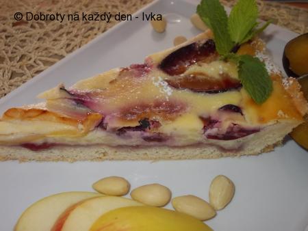 Smetanovo-pudingový koláč se švestkami a jablky