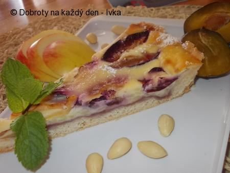 Smetanovo-pudingový koláč se švestkami a jablky