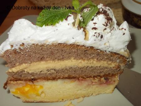 Sváteční dvoubarevný dort s karamelovým krémem a broskvemi