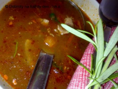 Drštková polévka s baby mrkvičkama, kousky masa a  rajčátkama