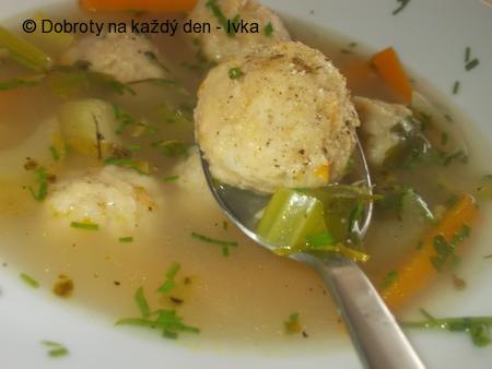 Zdravá zeleninová polévka s knedlíčkama z droždí a zeleniny