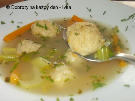 Zdravá zeleninová polévka s knedlíčkama z droždí a zeleniny