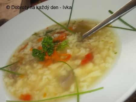 Domácí sváteční polévka z krůtích drobů, krků a domácího drobení
