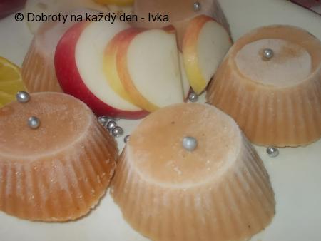 Šťavnatý sorbet  z jablek,  medu,  mandarinkové a citronové šťávy / nebo  jako zmrzlina s jogurtem/
