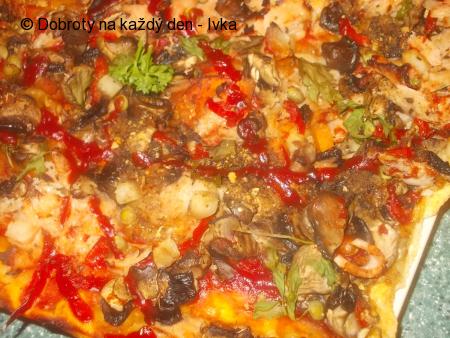 Pizza se zakysané smetany a měkkého tvarohu