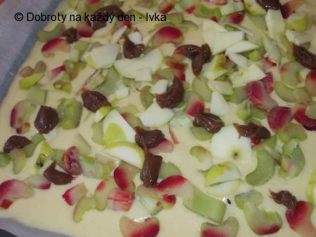 Lehký reveňovo- jablečný koláč s mandlovou drobenkou