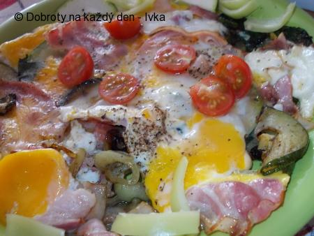 Cuketovo- špenátová omeleta  s paprikami, slaninou a vejci   