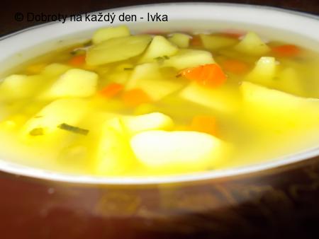 Uzená polévka s kurkumou, uvařená společně s  vnoučkem