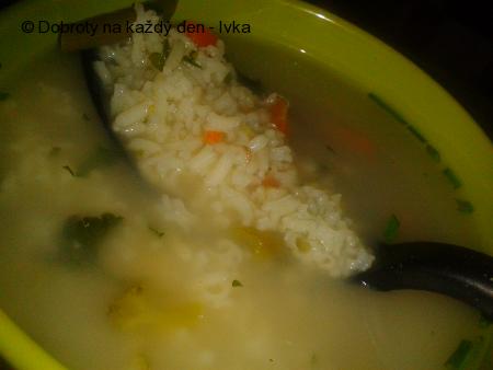 Výborná polévka s rýží, kousky masa a pórkem