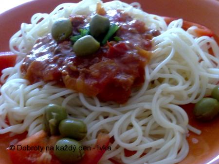 Špagety Napoli s masem,zeleninou a s olivami