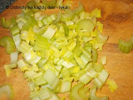 Drůbeží játra na řapíkatém celeru a jiné barevné zelenině