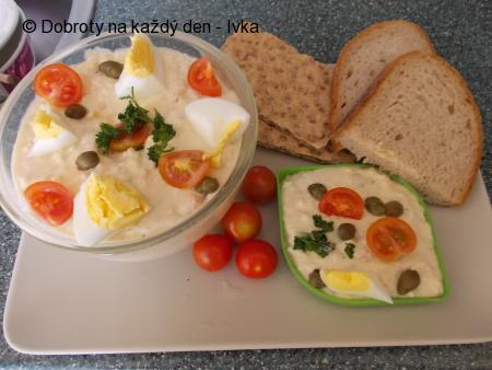 Výtečný  salát s vejci, kapary  a  sladkokyselou  zeleninkou 