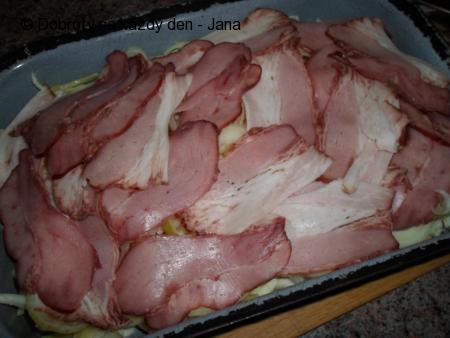 Kuře na hlávkovém zelí, cibuli a anglické slanině