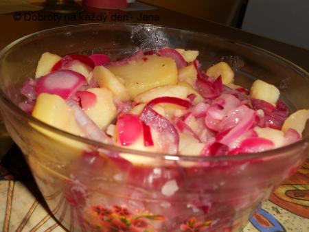 Teplý bramborový salát s červenou cibulí