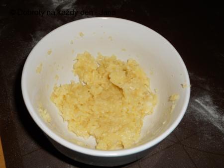 Česnekovo-sýrové rohlíčky