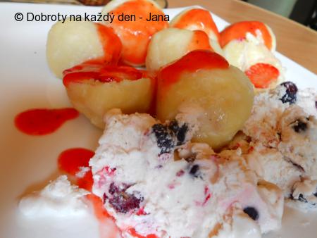 Jahodovo- tvarohové knedlíky s borůvkovou zmrzlinou