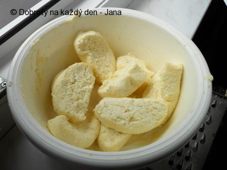 Jahodovo- tvarohové knedlíky s borůvkovou zmrzlinou