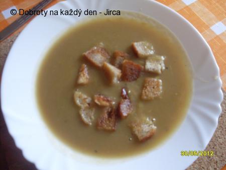 Jemná chřestová polévka s krutony