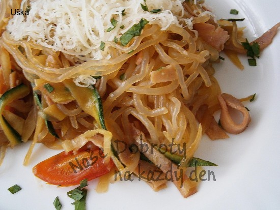 Zeleninové špagety se šunkou a zeleninou