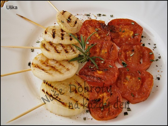 Cibule s rajčaty na grilovací pánvi, s česnekovo- rozmarýnovým nádechem