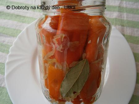 Papriky s kysaným zelím ve sladkokyselém nálevu