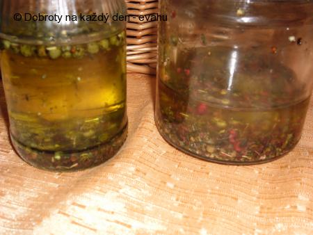 Zelený pepř a různé koření v oleji