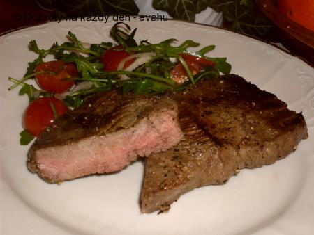 Steak s rukolovým salátem