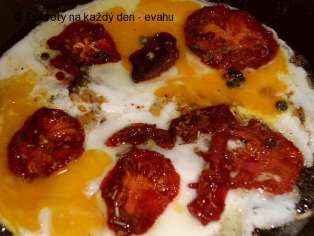 Vajíčka se sušenými rajčaty - rychlá svačinka