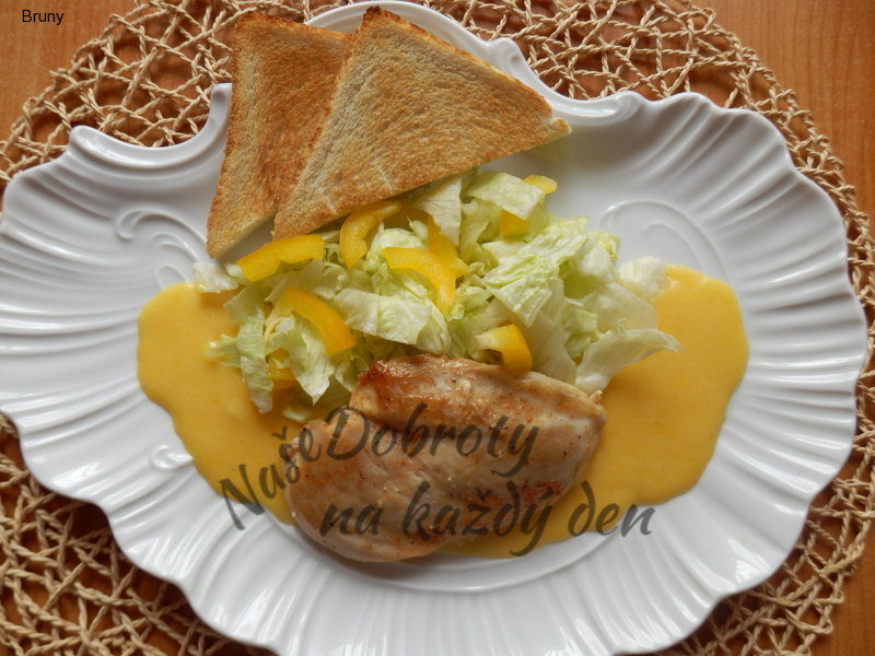 Ledový salát s kuřecím plátkem v pomerančové omáčce