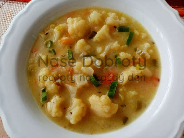 Květáková polévka s kedlubnou, mrkví a máslovou jíškou