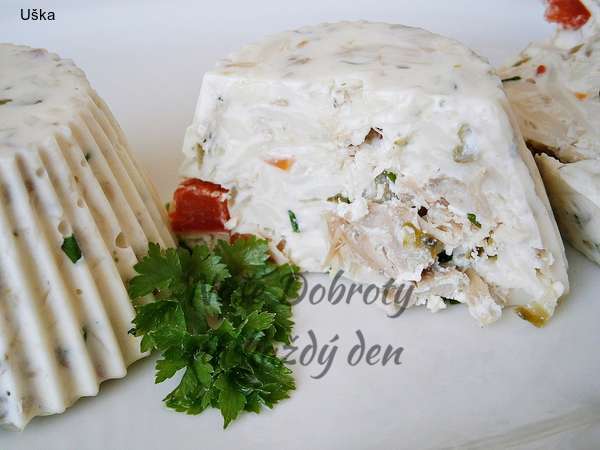 Aspik v bílém s kuřecím masem a sýrem