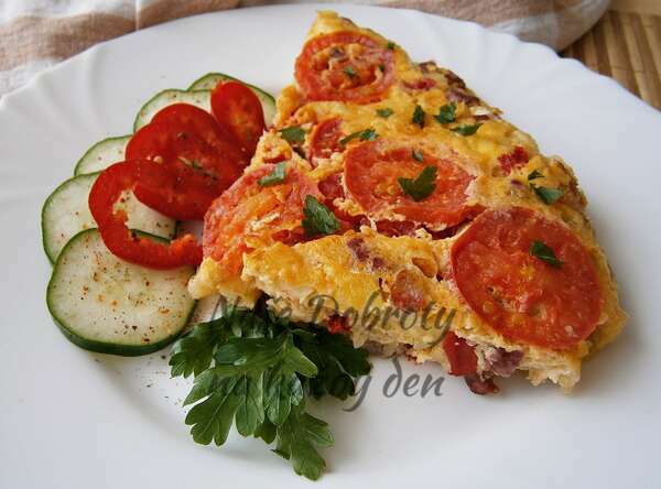 Selská omeleta s uzeninou a rajčaty